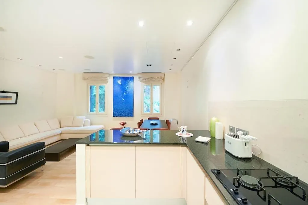 Apartment Ca' Santa Eufemia, Cozy And Classy, Sleep 4 Venice Italy