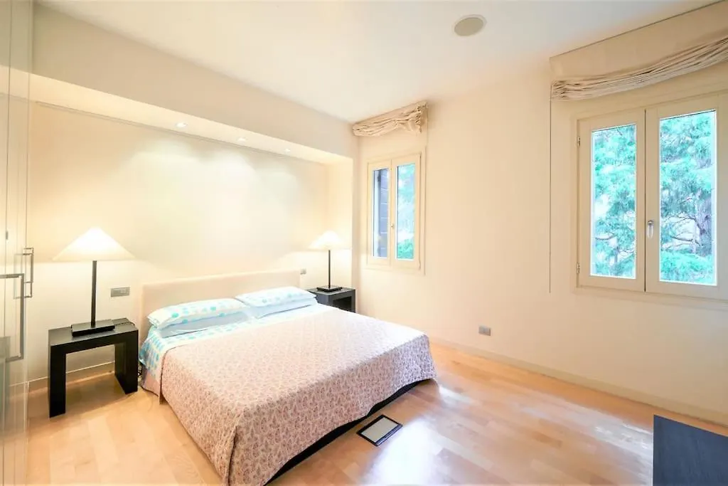 Ca' Santa Eufemia, Cozy And Classy, Sleep 4 Venice Apartment